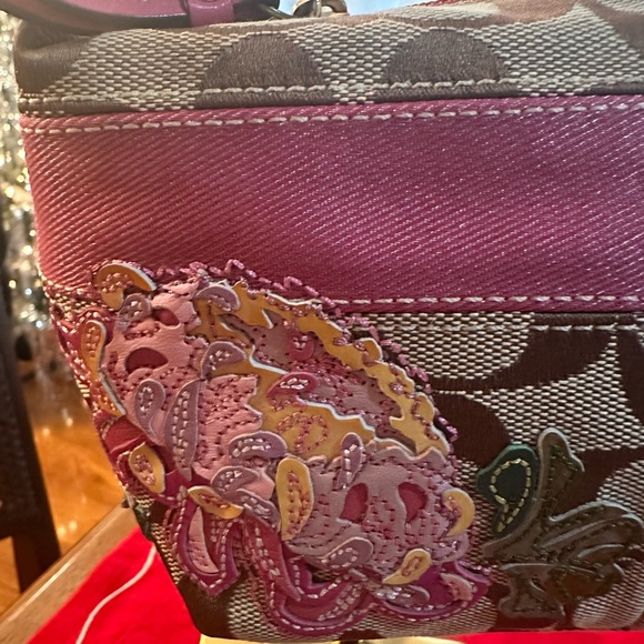 Coach Pochette Japan Exclusive Floral Appliqué bag - Picture 7 of 8